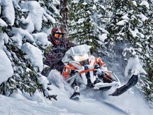 雪地飞驰：体验摩托车雪域冒险的魅力